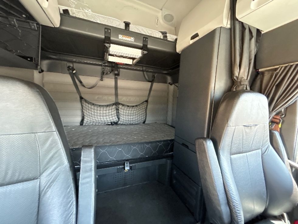 Sleeper Tractor-Heavy Duty Tractors-Freightliner-2021-T12664ST-Amarillo-TX-633,334\n\t\tmiles-$ 58,250 - Image 16