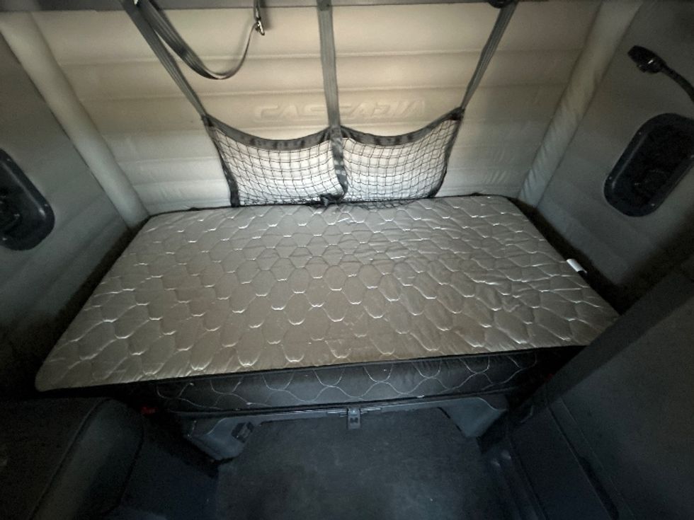 Sleeper Tractor-Heavy Duty Tractors-Freightliner-2021-T12664ST-Amarillo-TX-633,334\n\t\tmiles-$ 58,250 - Image 17