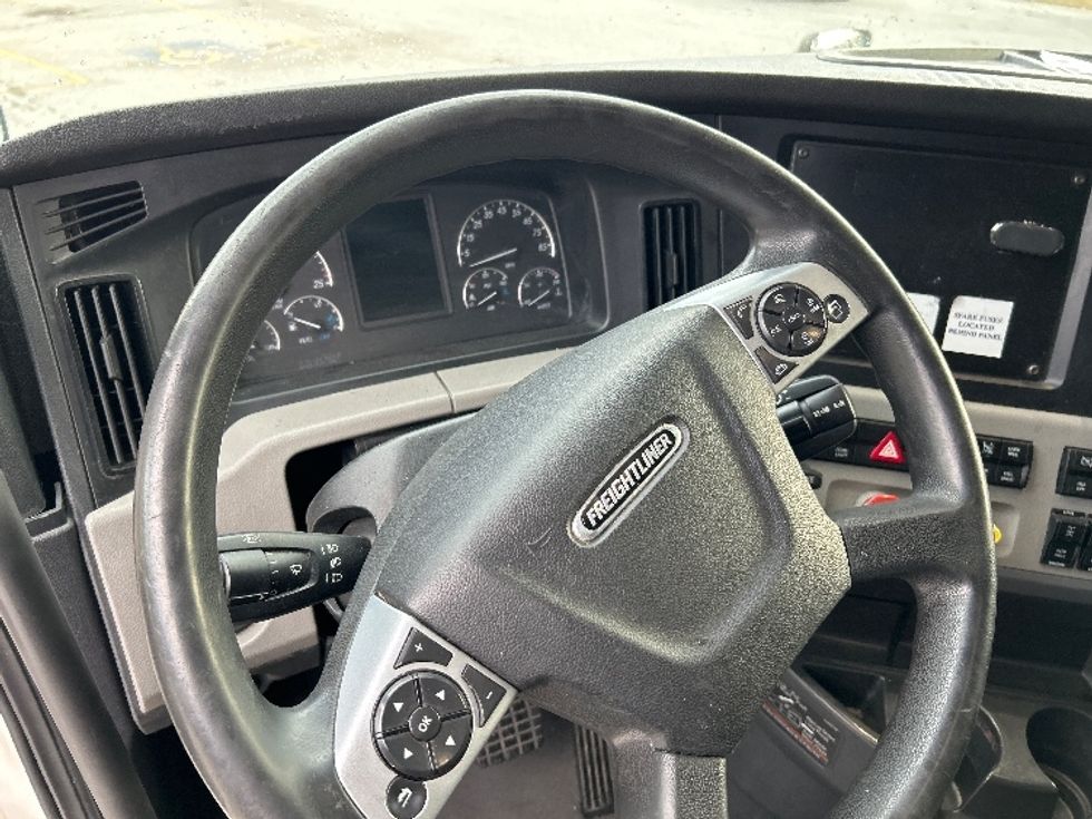 Sleeper Tractor-Heavy Duty Tractors-Freightliner-2021-T12664ST-Anderson-SC-482,882\n\t\tmiles-$ 64,000 - Image 11