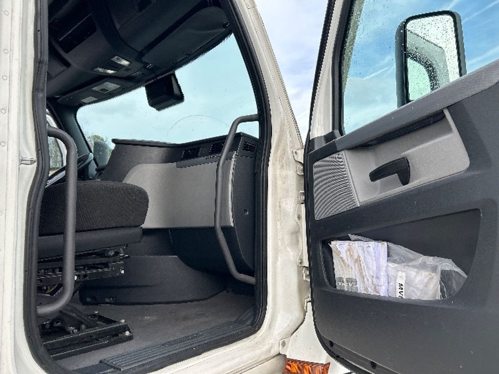 Sleeper Tractor-Heavy Duty Tractors-Freightliner-2021-T12664ST-Anderson-SC-482,882\n\t\tmiles-$ 64,000 - Image 13