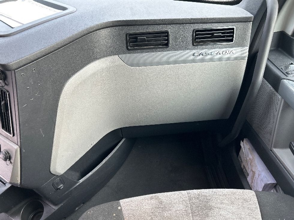 Sleeper Tractor-Heavy Duty Tractors-Freightliner-2021-T12664ST-Anderson-SC-482,882\n\t\tmiles-$ 64,000 - Image 14