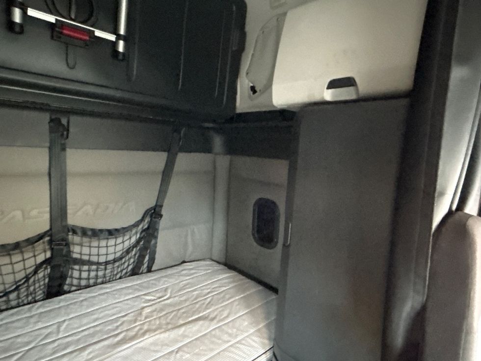 Sleeper Tractor-Heavy Duty Tractors-Freightliner-2021-T12664ST-Anderson-SC-482,882\n\t\tmiles-$ 64,000 - Image 17