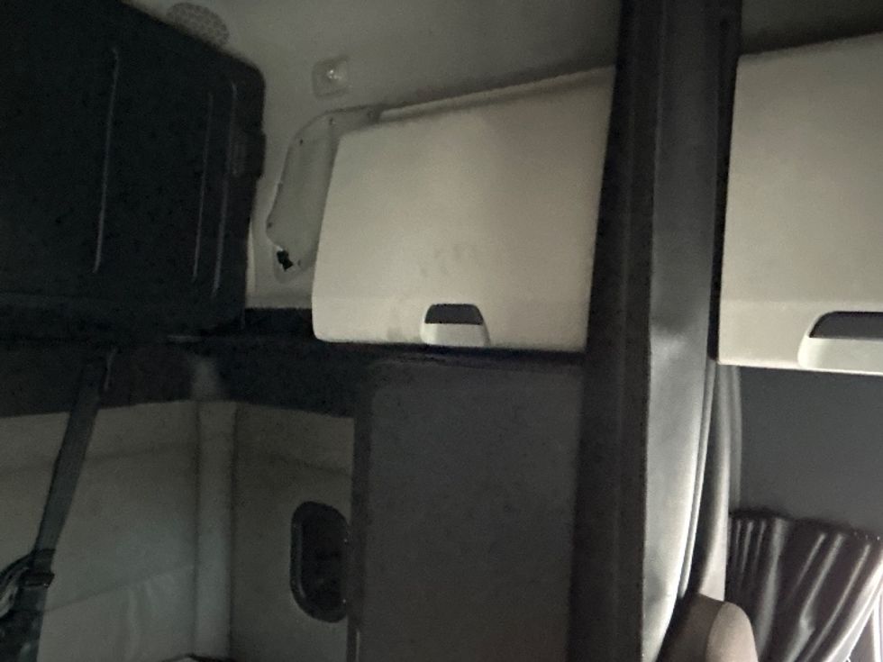 Sleeper Tractor-Heavy Duty Tractors-Freightliner-2021-T12664ST-Anderson-SC-482,882\n\t\tmiles-$ 64,000 - Image 18