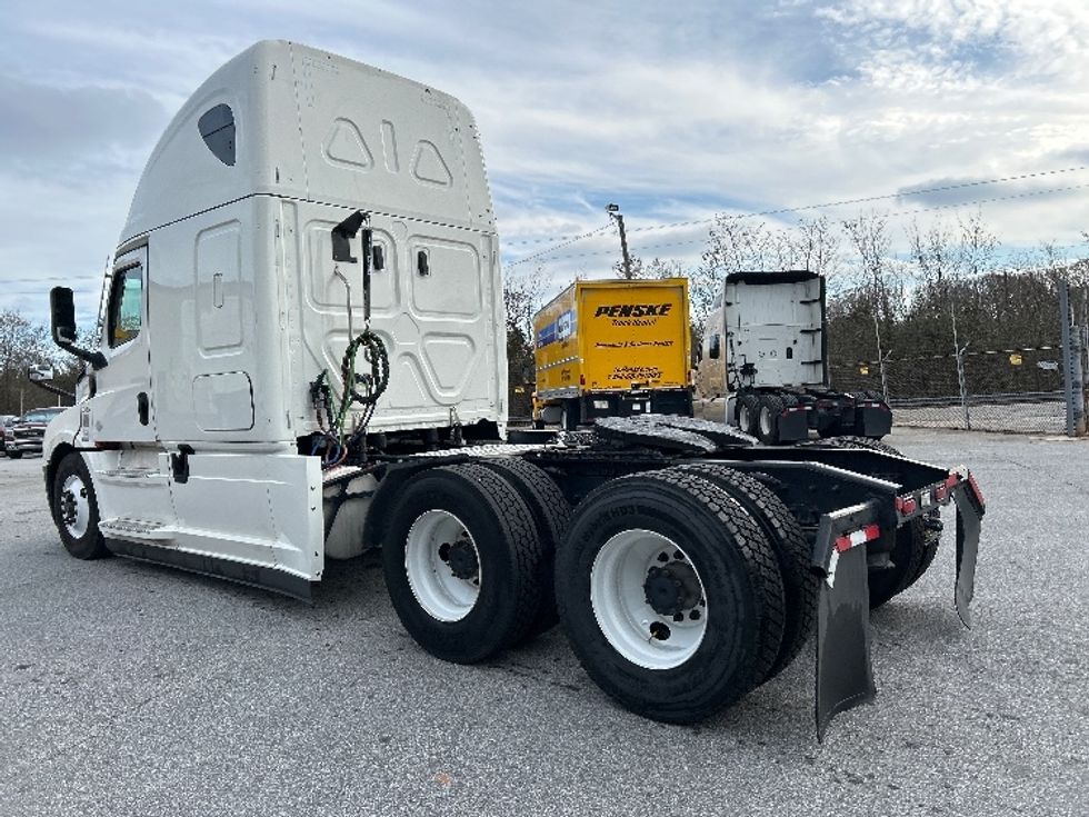 Sleeper Tractor-Heavy Duty Tractors-Freightliner-2021-T12664ST-Anderson-SC-482,882\n\t\tmiles-$ 64,000 - Image 5