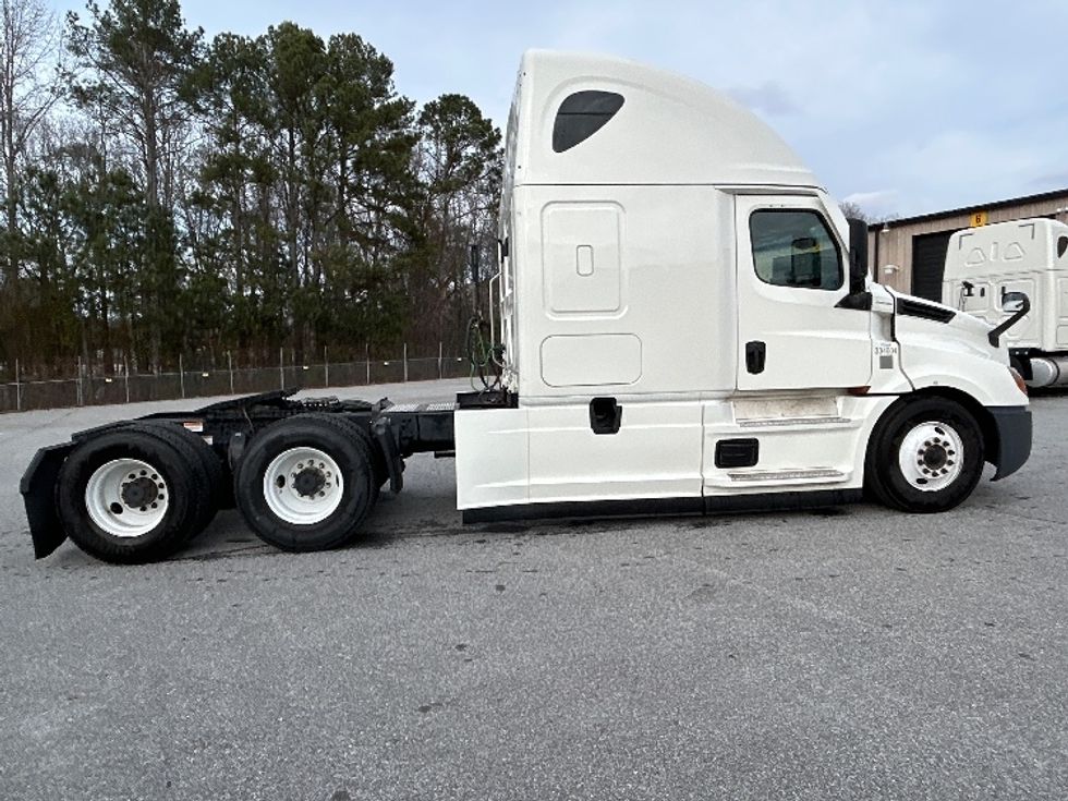 Sleeper Tractor-Heavy Duty Tractors-Freightliner-2021-T12664ST-Anderson-SC-482,882\n\t\tmiles-$ 64,000 - Image 8