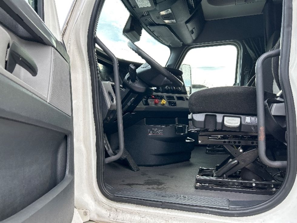 Sleeper Tractor-Heavy Duty Tractors-Freightliner-2021-T12664ST-Anderson-SC-482,882\n\t\tmiles-$ 64,000 - Image 9