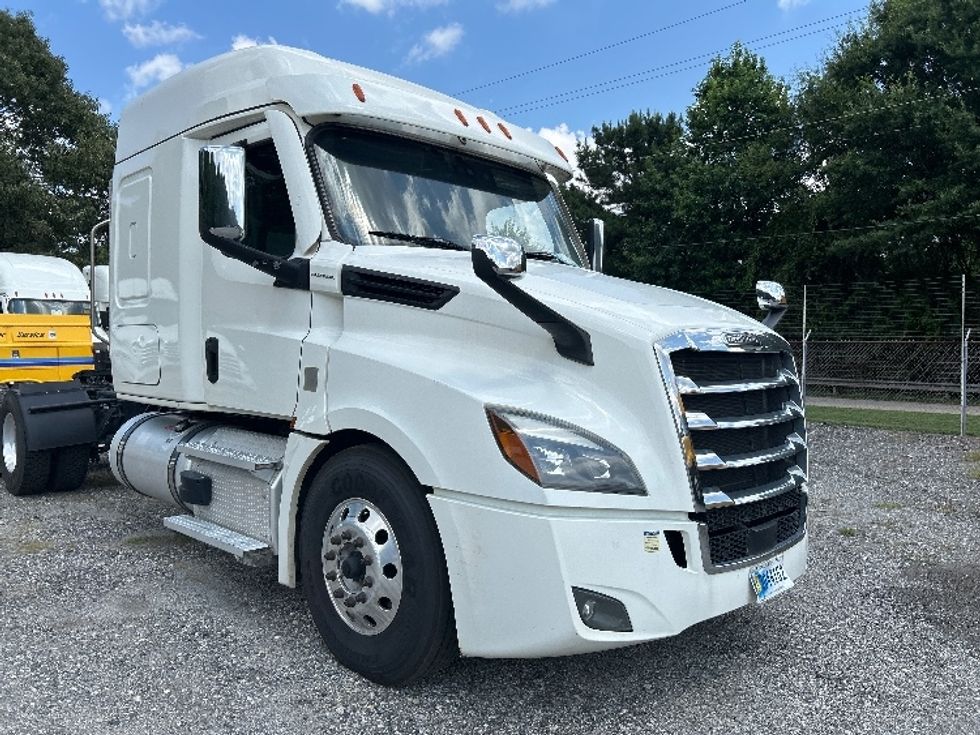 Sleeper Tractor-Heavy Duty Tractors-Freightliner-2021-T12664ST-Anderson-SC-514,362\n\t\tmiles-$ 69,500 - Image 1