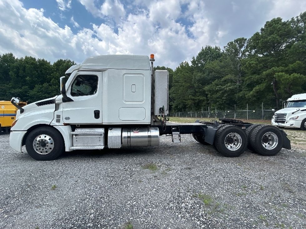 Sleeper Tractor-Heavy Duty Tractors-Freightliner-2021-T12664ST-Anderson-SC-514,362\n\t\tmiles-$ 69,500 - Image 4