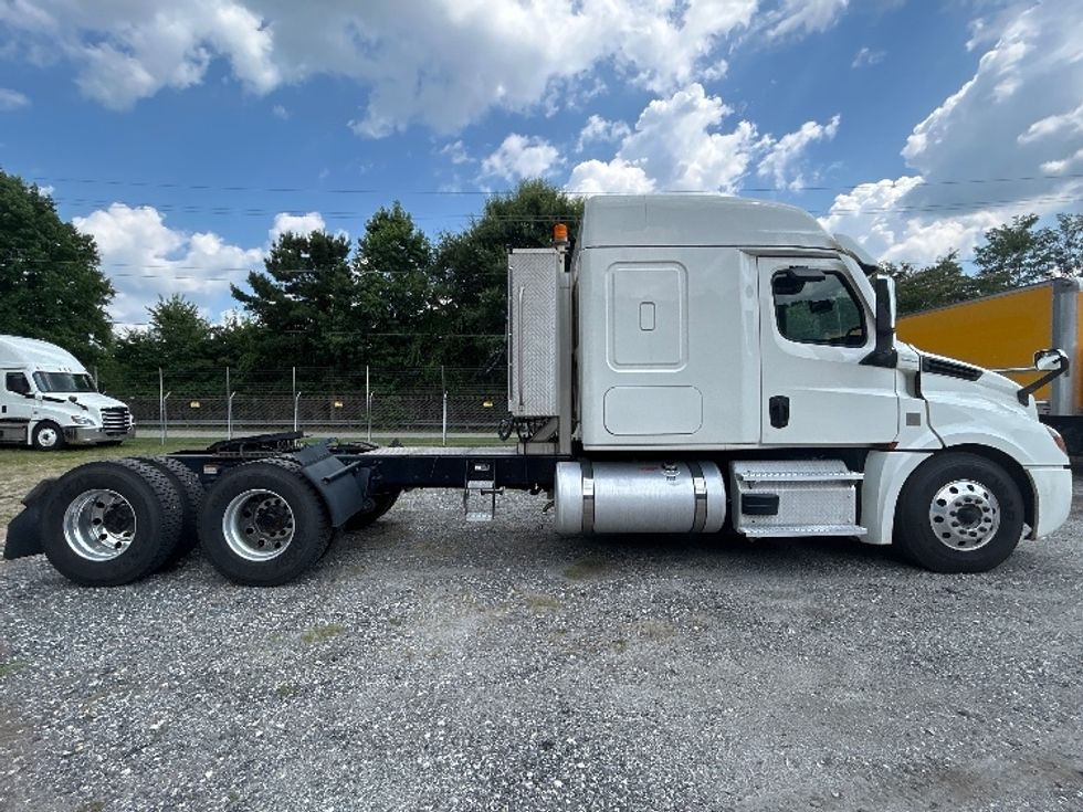 Sleeper Tractor-Heavy Duty Tractors-Freightliner-2021-T12664ST-Anderson-SC-514,362\n\t\tmiles-$ 69,500 - Image 7
