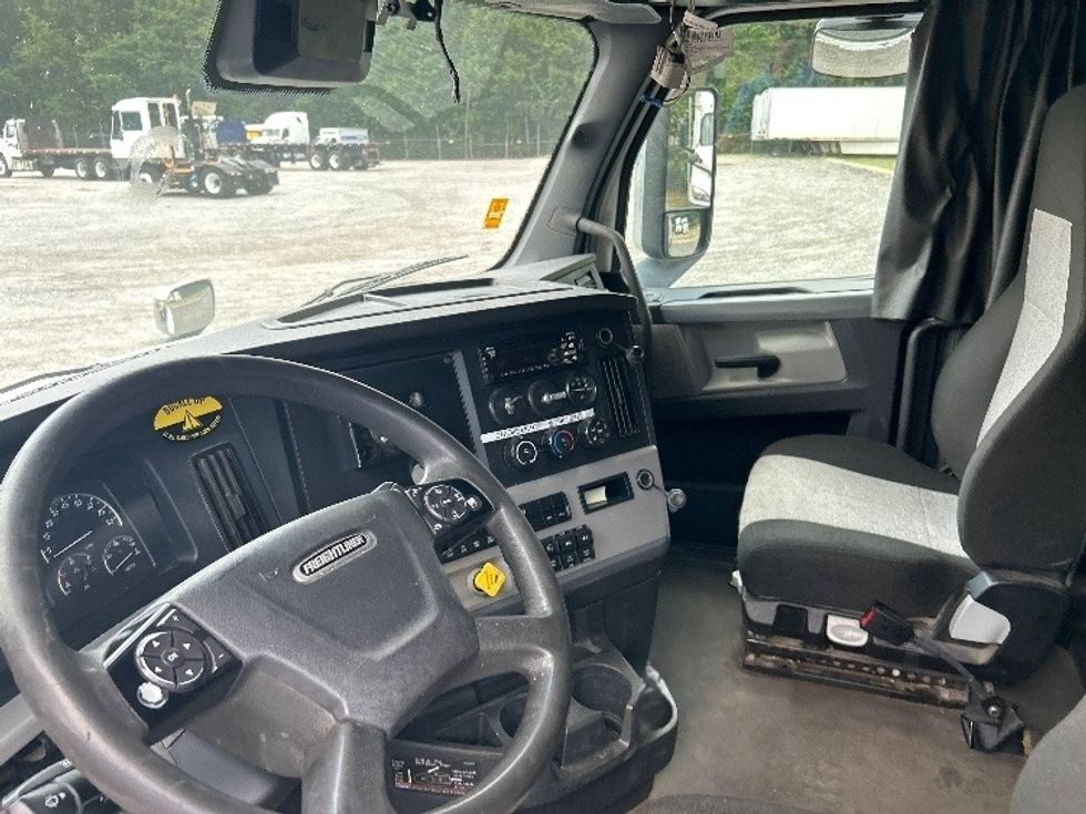 Sleeper Tractor-Heavy Duty Tractors-Freightliner-2021-T12664ST-Anderson-SC-514,362\n\t\tmiles-$ 69,500 - Image 9
