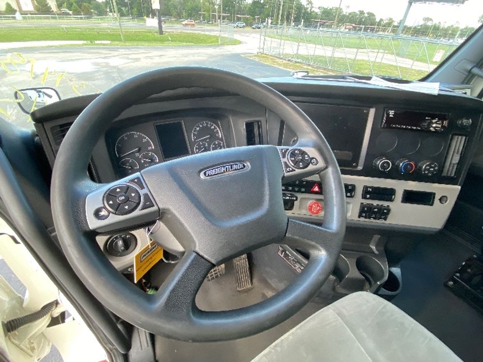 Sleeper Tractor-Heavy Duty Tractors-Freightliner-2021-T12664ST-Apopka-FL-494,214\n\t\tmiles-$ 64,750 - Image 11