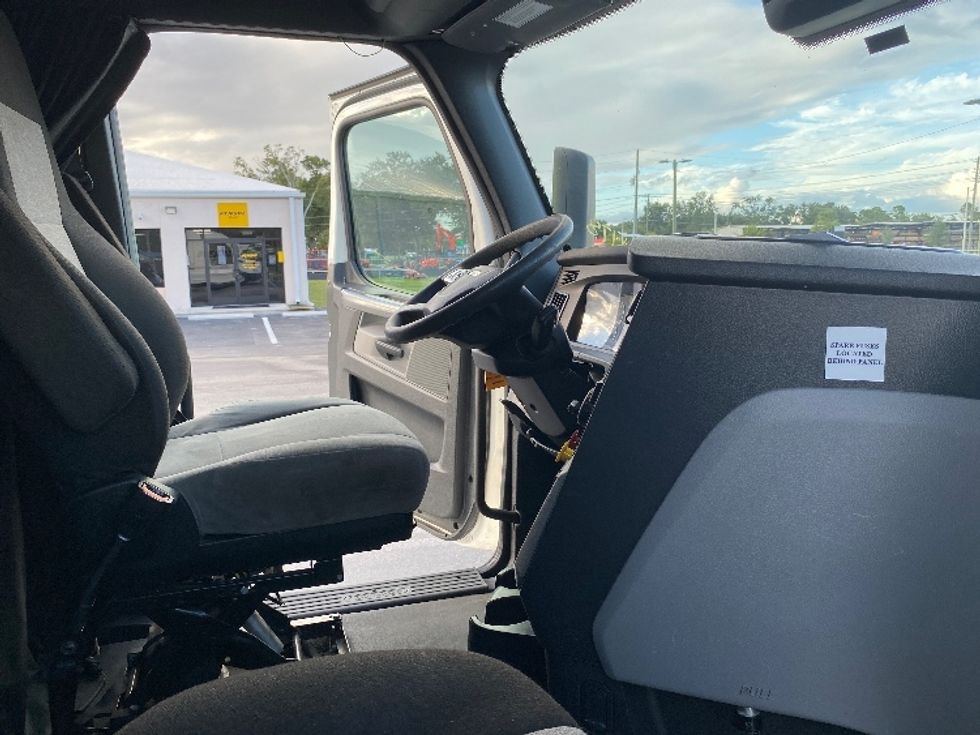 Sleeper Tractor-Heavy Duty Tractors-Freightliner-2021-T12664ST-Apopka-FL-494,214\n\t\tmiles-$ 64,750 - Image 15