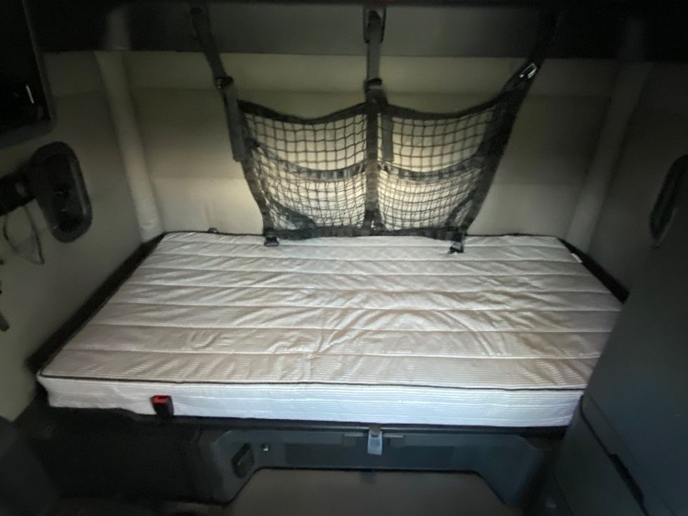 Sleeper Tractor-Heavy Duty Tractors-Freightliner-2021-T12664ST-Apopka-FL-494,214\n\t\tmiles-$ 64,750 - Image 16