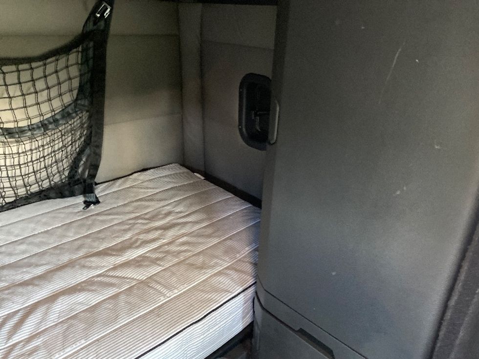 Sleeper Tractor-Heavy Duty Tractors-Freightliner-2021-T12664ST-Apopka-FL-494,214\n\t\tmiles-$ 64,750 - Image 17