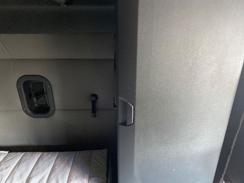 Sleeper Tractor-Heavy Duty Tractors-Freightliner-2021-T12664ST-Apopka-FL-494,214\n\t\tmiles-$ 64,750 - Image 19