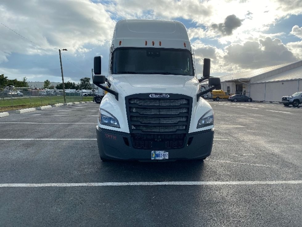 2021 Freightliner Cascadia 126" Sleeper Cab photo 2