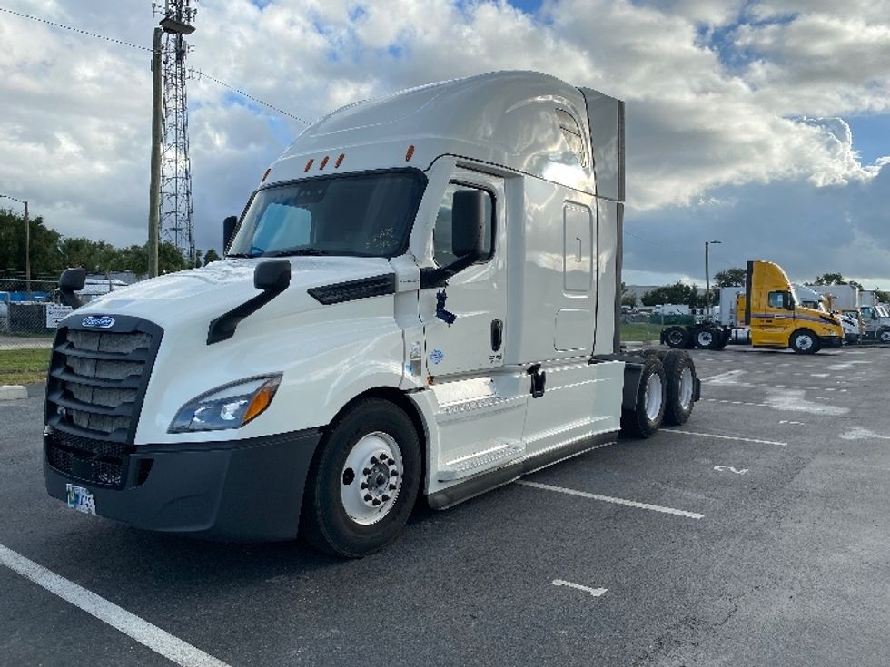 2021 Freightliner Cascadia 126" Sleeper Cab photo 3