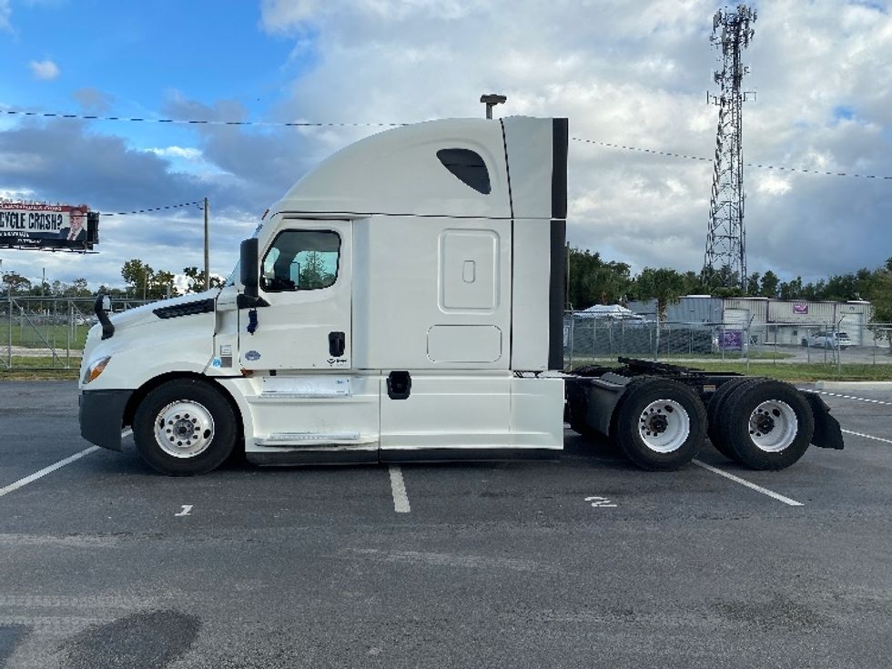 2021 Freightliner Cascadia 126" Sleeper Cab photo 4