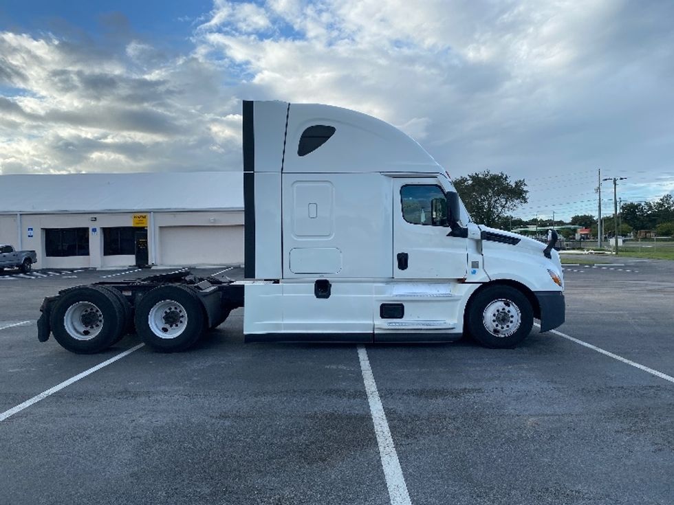 Sleeper Tractor-Heavy Duty Tractors-Freightliner-2021-T12664ST-Apopka-FL-494,214\n\t\tmiles-$ 64,750 - Image 8
