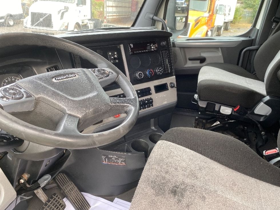 Sleeper Tractor-Heavy Duty Tractors-Freightliner-2021-T12664ST-Apopka-FL-517,680\n\t\tmiles-$ 61,750 - Image 12