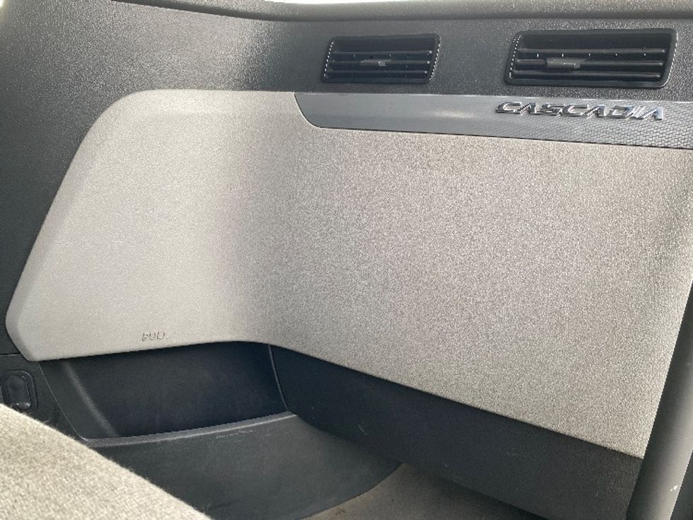 Sleeper Tractor-Heavy Duty Tractors-Freightliner-2021-T12664ST-Apopka-FL-517,680\n\t\tmiles-$ 61,750 - Image 14