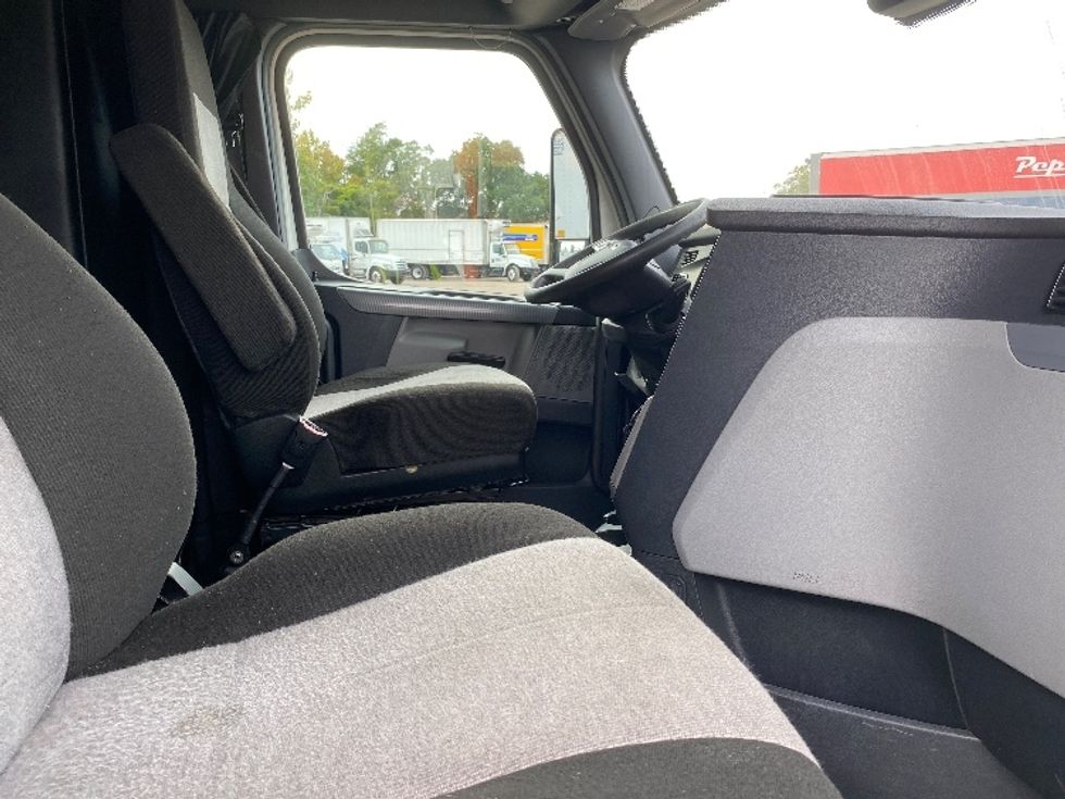 Sleeper Tractor-Heavy Duty Tractors-Freightliner-2021-T12664ST-Apopka-FL-517,680\n\t\tmiles-$ 61,750 - Image 15