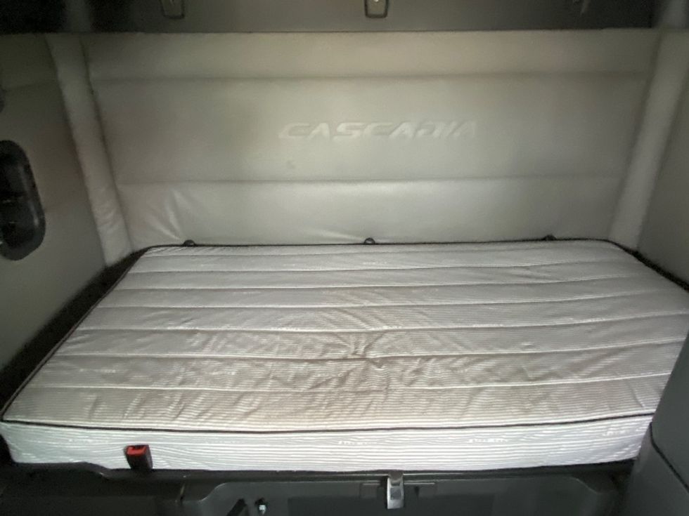 Sleeper Tractor-Heavy Duty Tractors-Freightliner-2021-T12664ST-Apopka-FL-517,680\n\t\tmiles-$ 61,750 - Image 16