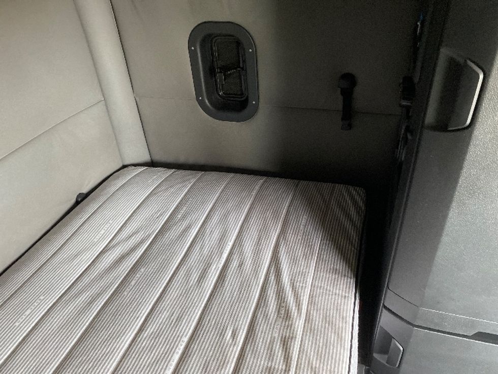 Sleeper Tractor-Heavy Duty Tractors-Freightliner-2021-T12664ST-Apopka-FL-517,680\n\t\tmiles-$ 61,750 - Image 17