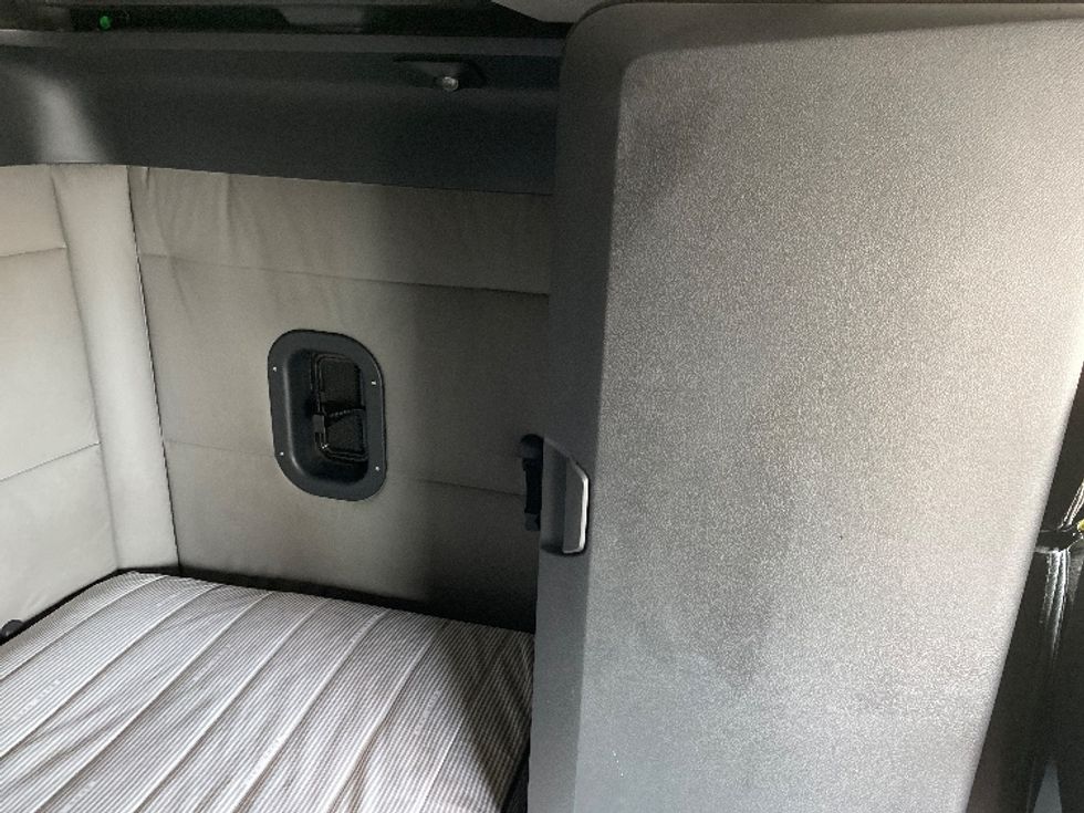 Sleeper Tractor-Heavy Duty Tractors-Freightliner-2021-T12664ST-Apopka-FL-517,680\n\t\tmiles-$ 61,750 - Image 18