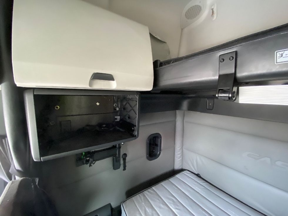 Sleeper Tractor-Heavy Duty Tractors-Freightliner-2021-T12664ST-Apopka-FL-517,680\n\t\tmiles-$ 61,750 - Image 19