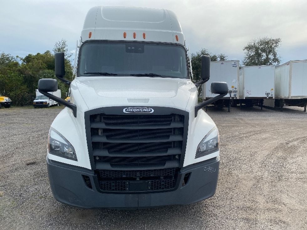 2021 Freightliner Cascadia 126" Sleeper Cab photo 2
