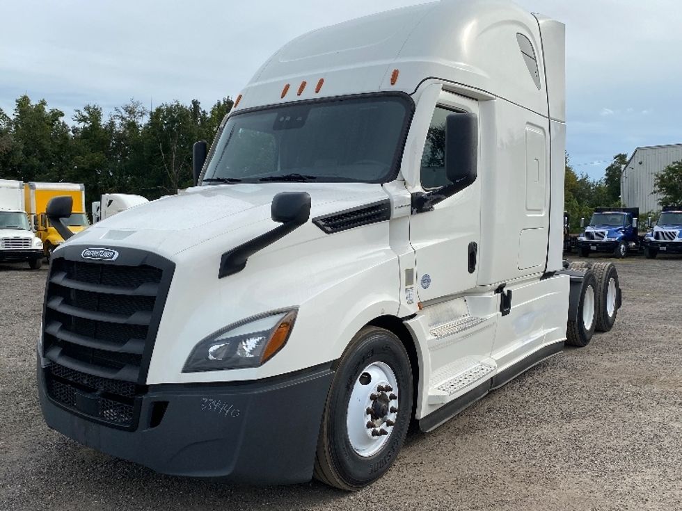 2021 Freightliner Cascadia 126" Sleeper Cab photo 3