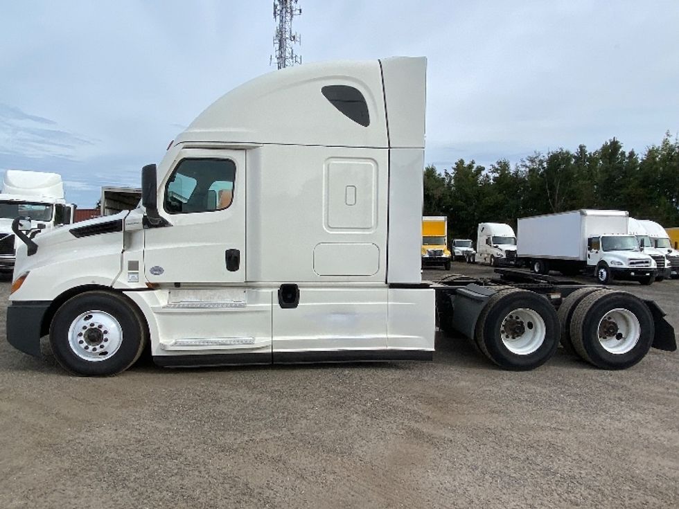 2021 Freightliner Cascadia 126" Sleeper Cab photo 4