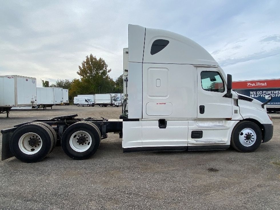 Sleeper Tractor-Heavy Duty Tractors-Freightliner-2021-T12664ST-Apopka-FL-517,680\n\t\tmiles-$ 61,750 - Image 8