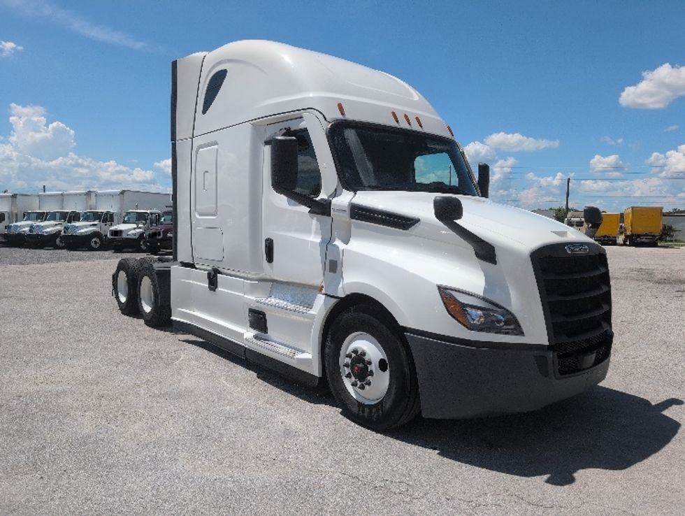 Sleeper Tractor-Heavy Duty Tractors-Freightliner-2021-T12664ST-Apopka-FL-579,672\n\t\tmiles-$ 58,750 - Image 1