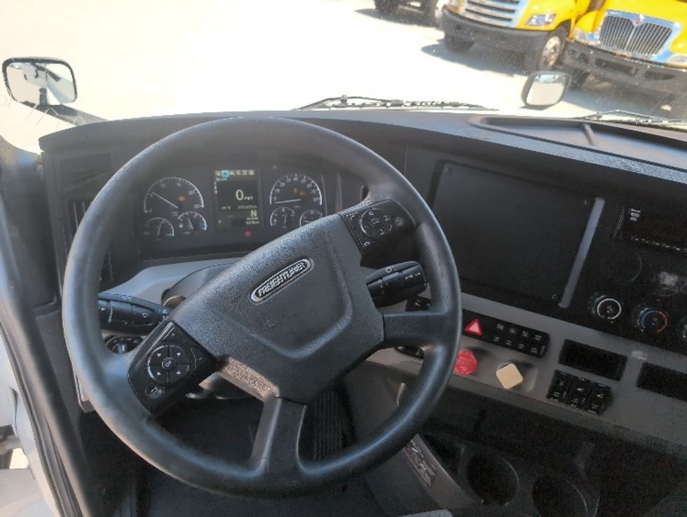 Sleeper Tractor-Heavy Duty Tractors-Freightliner-2021-T12664ST-Apopka-FL-579,672\n\t\tmiles-$ 58,750 - Image 11