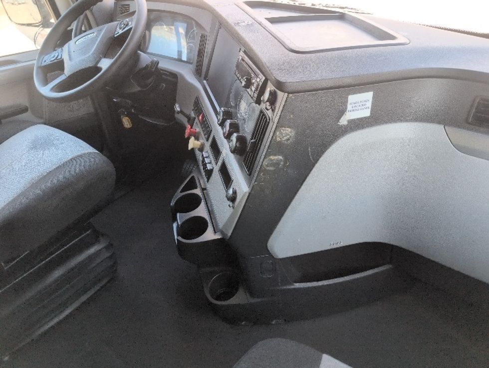 Sleeper Tractor-Heavy Duty Tractors-Freightliner-2021-T12664ST-Apopka-FL-579,672\n\t\tmiles-$ 58,750 - Image 15