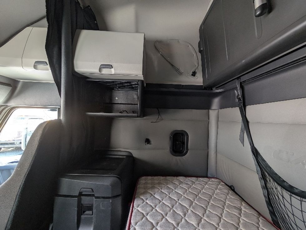 Sleeper Tractor-Heavy Duty Tractors-Freightliner-2021-T12664ST-Apopka-FL-579,672\n\t\tmiles-$ 58,750 - Image 19