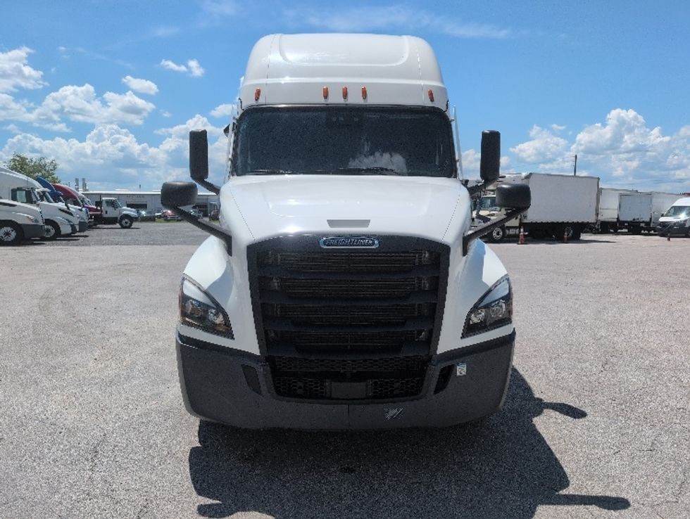 Sleeper Tractor-Heavy Duty Tractors-Freightliner-2021-T12664ST-Apopka-FL-579,672\n\t\tmiles-$ 58,750 - Image 2