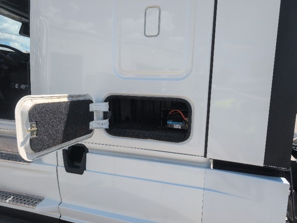 Sleeper Tractor-Heavy Duty Tractors-Freightliner-2021-T12664ST-Apopka-FL-579,672\n\t\tmiles-$ 58,750 - Image 22