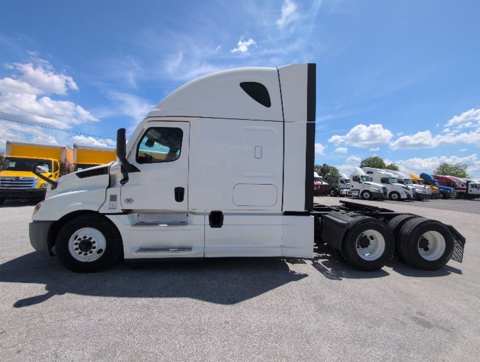 Sleeper Tractor-Heavy Duty Tractors-Freightliner-2021-T12664ST-Apopka-FL-579,672\n\t\tmiles-$ 58,750 - Image 4
