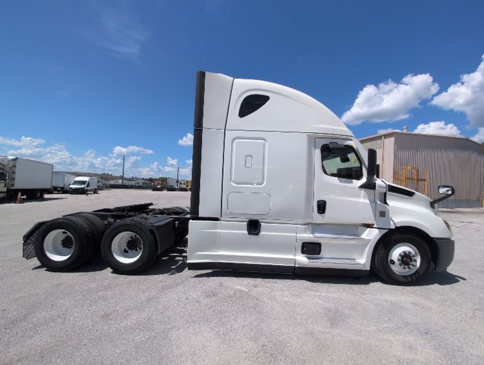 Sleeper Tractor-Heavy Duty Tractors-Freightliner-2021-T12664ST-Apopka-FL-579,672\n\t\tmiles-$ 58,750 - Image 8