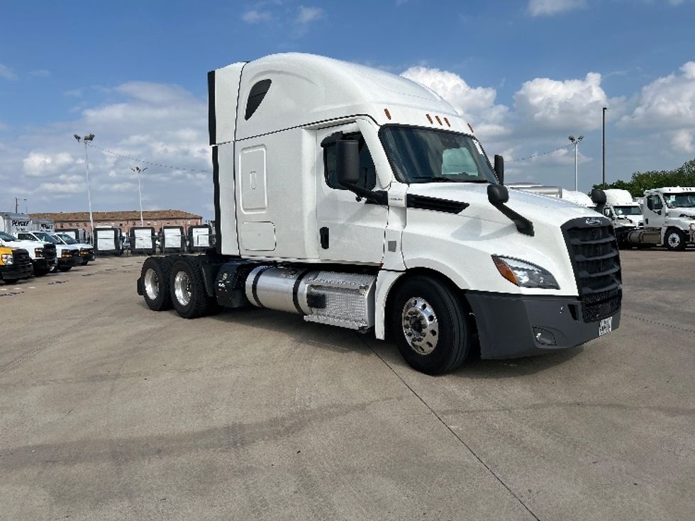 Sleeper Tractor-Heavy Duty Tractors-Freightliner-2021-T12664ST-Arlington-TX-496,631\n\t\tmiles-$ 69,000 - Image 1
