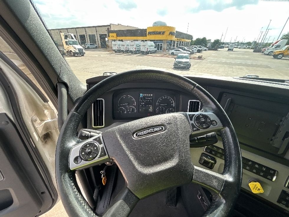 Sleeper Tractor-Heavy Duty Tractors-Freightliner-2021-T12664ST-Arlington-TX-496,631\n\t\tmiles-$ 69,000 - Image 11
