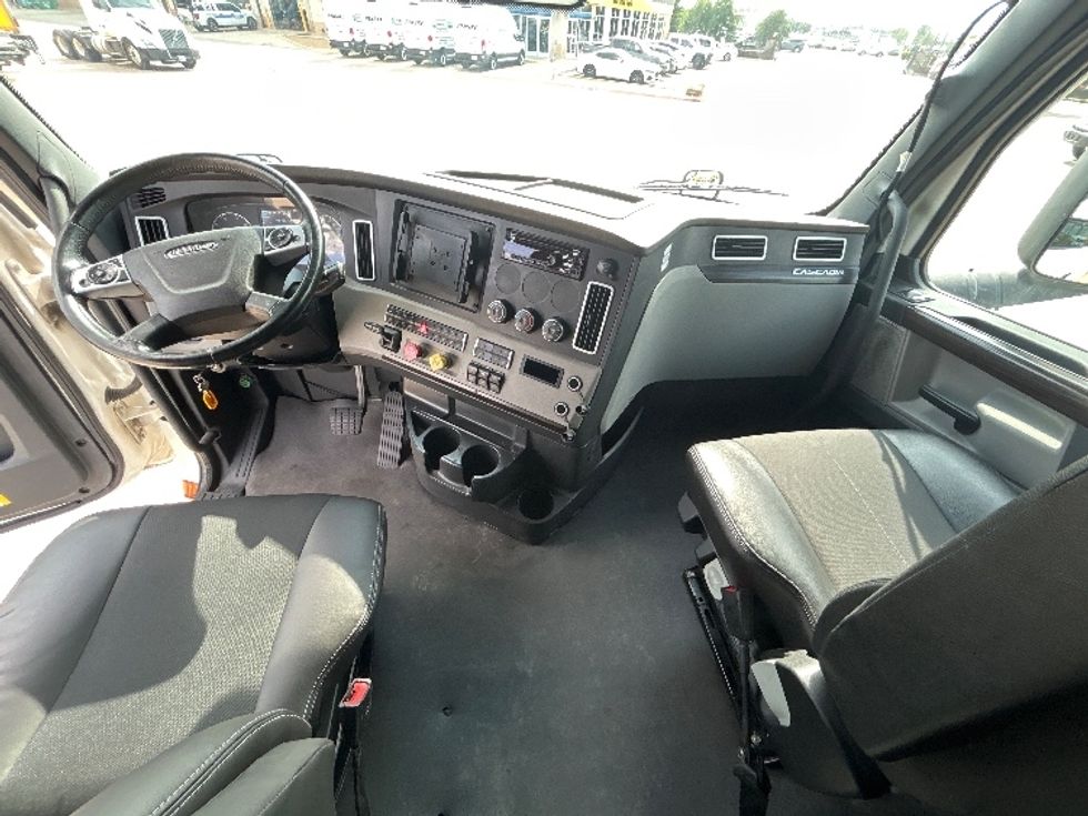 Sleeper Tractor-Heavy Duty Tractors-Freightliner-2021-T12664ST-Arlington-TX-496,631\n\t\tmiles-$ 69,000 - Image 12