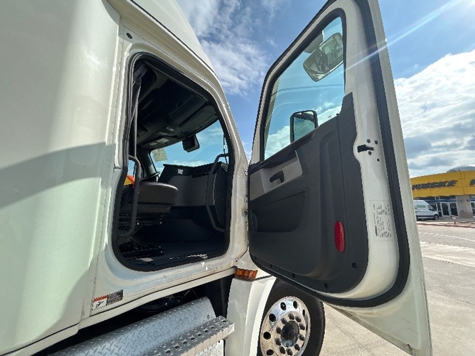 Sleeper Tractor-Heavy Duty Tractors-Freightliner-2021-T12664ST-Arlington-TX-496,631\n\t\tmiles-$ 69,000 - Image 13