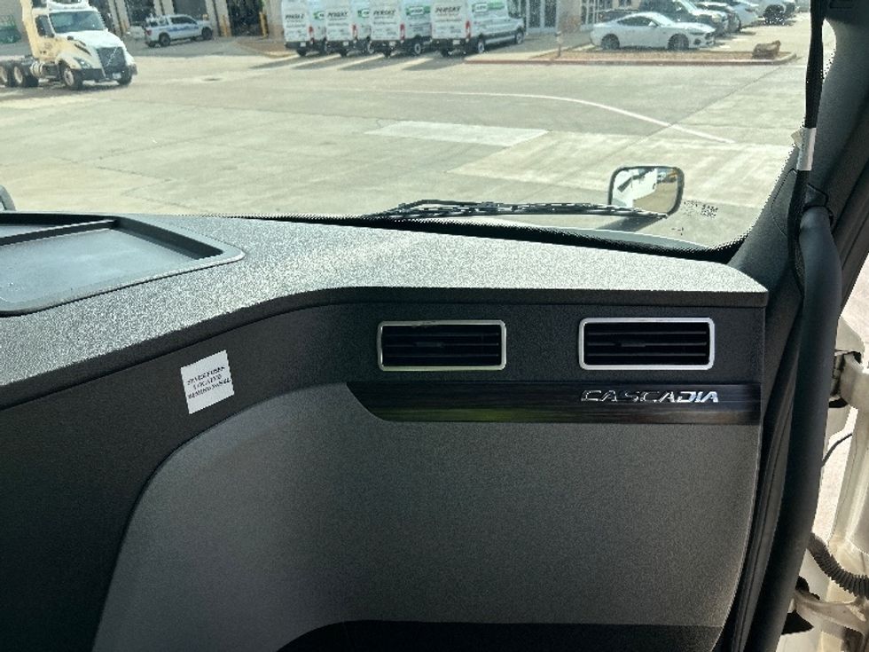 Sleeper Tractor-Heavy Duty Tractors-Freightliner-2021-T12664ST-Arlington-TX-496,631\n\t\tmiles-$ 69,000 - Image 14