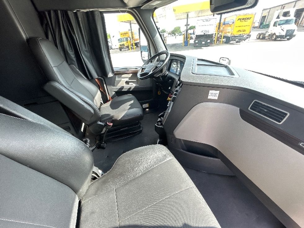 Sleeper Tractor-Heavy Duty Tractors-Freightliner-2021-T12664ST-Arlington-TX-496,631\n\t\tmiles-$ 69,000 - Image 15