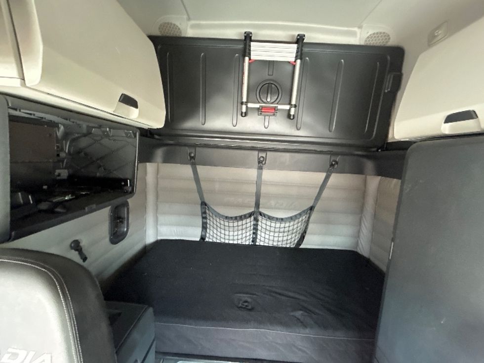 Sleeper Tractor-Heavy Duty Tractors-Freightliner-2021-T12664ST-Arlington-TX-496,631\n\t\tmiles-$ 69,000 - Image 16