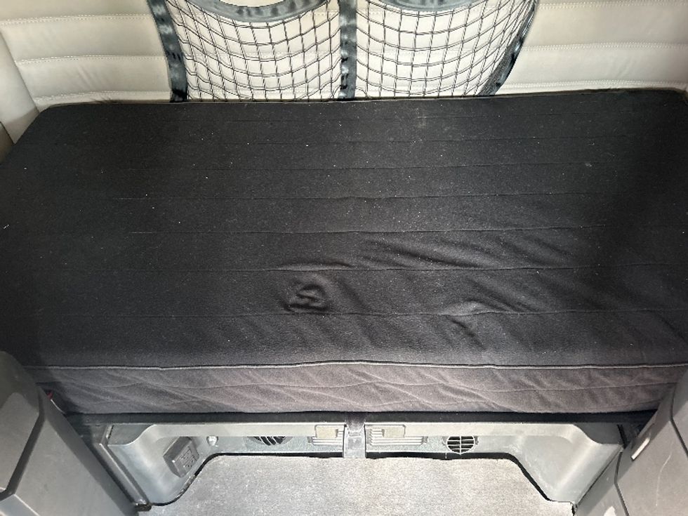 Sleeper Tractor-Heavy Duty Tractors-Freightliner-2021-T12664ST-Arlington-TX-496,631\n\t\tmiles-$ 69,000 - Image 17